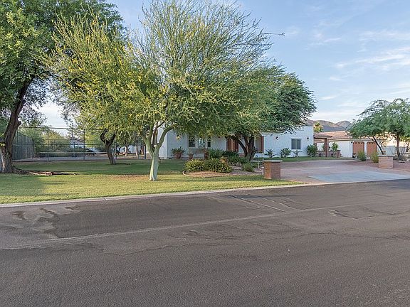 3rd image of 10606 E Sunnyside Dr