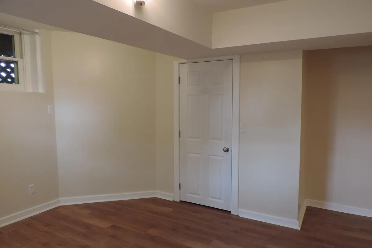 Building Photo - 422 W 8th Ave #2