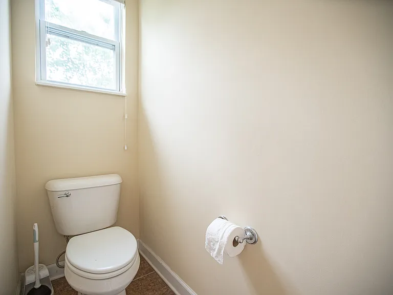 Powder room /Half bath in downstairs