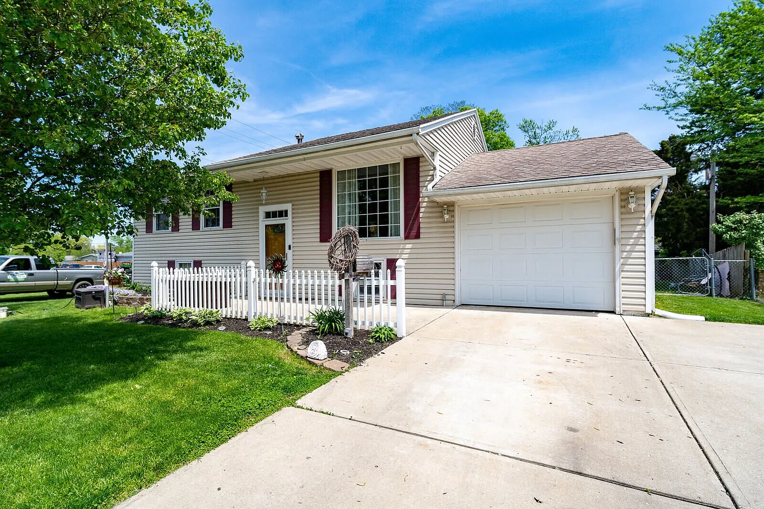 608 Walsh Dr photo 1
