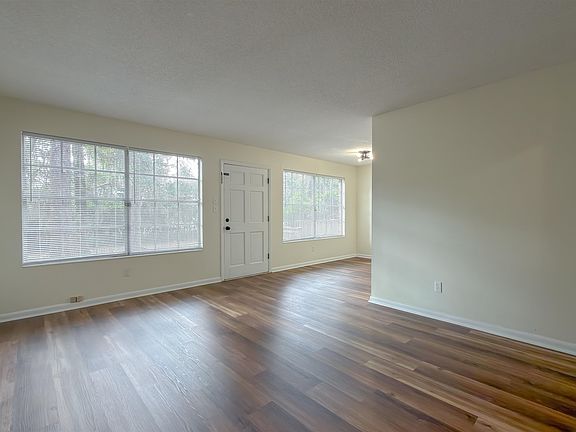 5th image of 307 Sweetbriar Dr