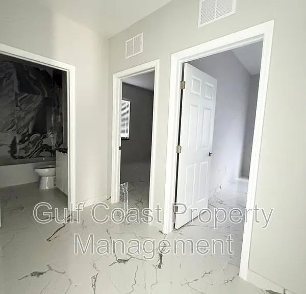 2216 NE 10th Pl — Photo 20