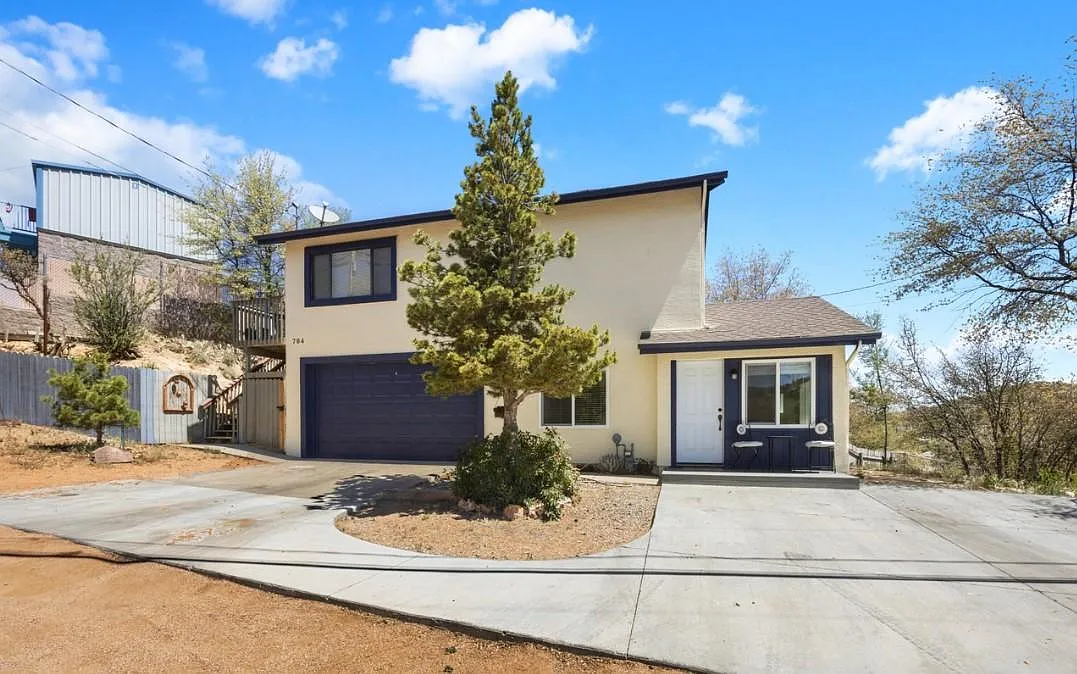 704 Hermosa Dr — Photo 1