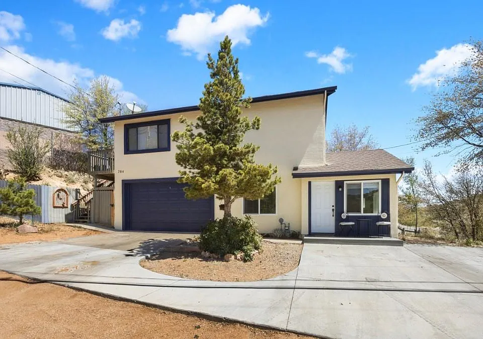 704 Hermosa Dr