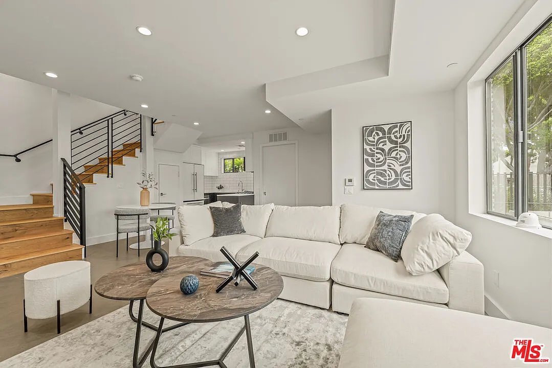 3 bed, 3.0 bath, 1720 sqft, $5,995 — Photo 3