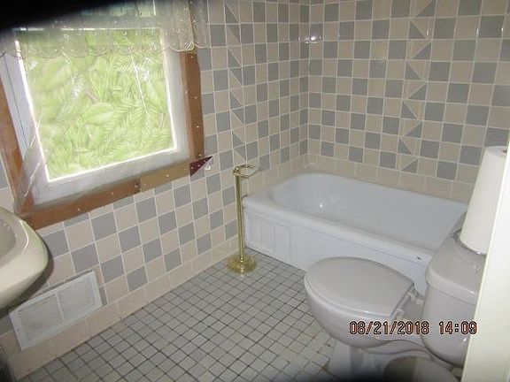 5th image of 2808 E 141st St