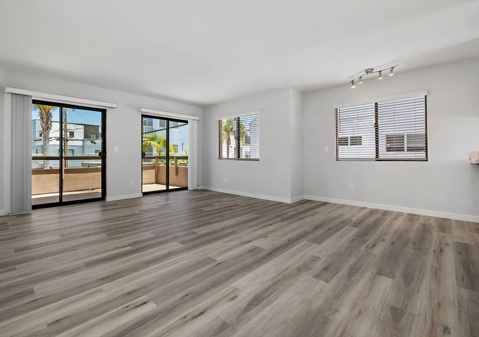 Mission Beach. 3 bedroom, 2.5 bath, 2 car garage, — Photo 4
