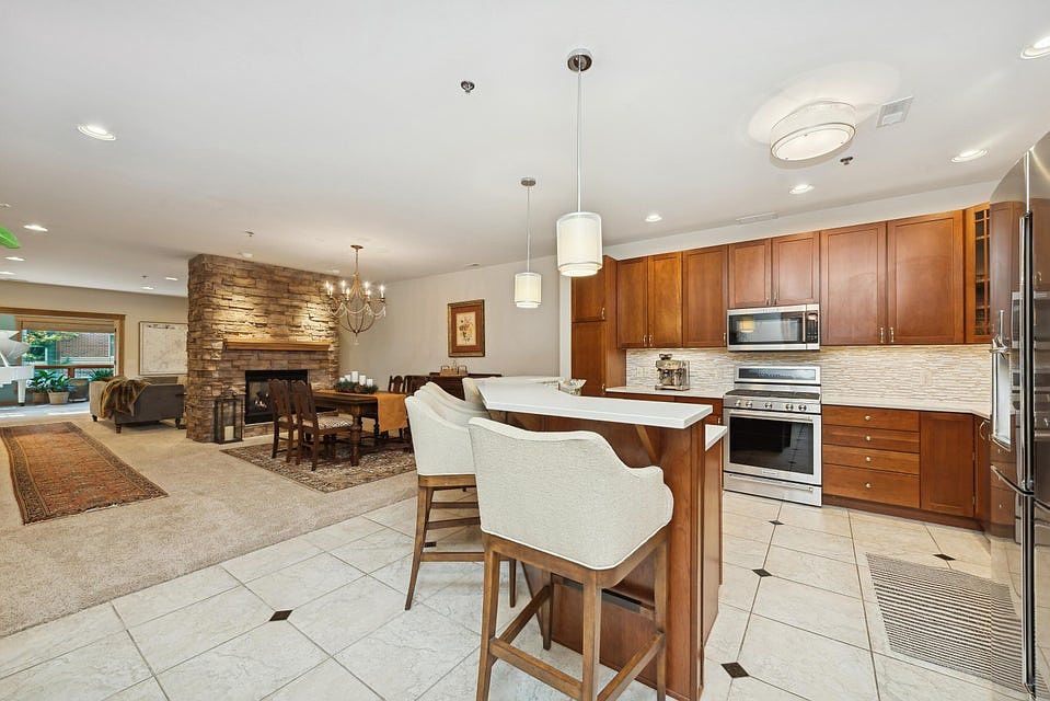Kitchen with Breakfast Bar