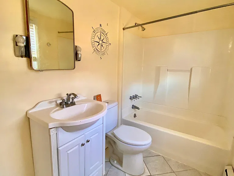 UPSTAIRS BATHROOM