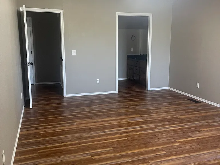 220 Ravenwood Blvd — Photo 14