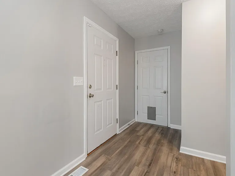 1560 Pheasants Glen Dr — Photo 37