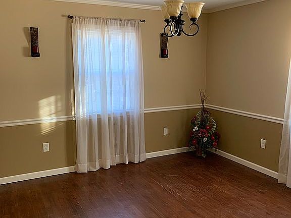 Dining room w hardwood floor