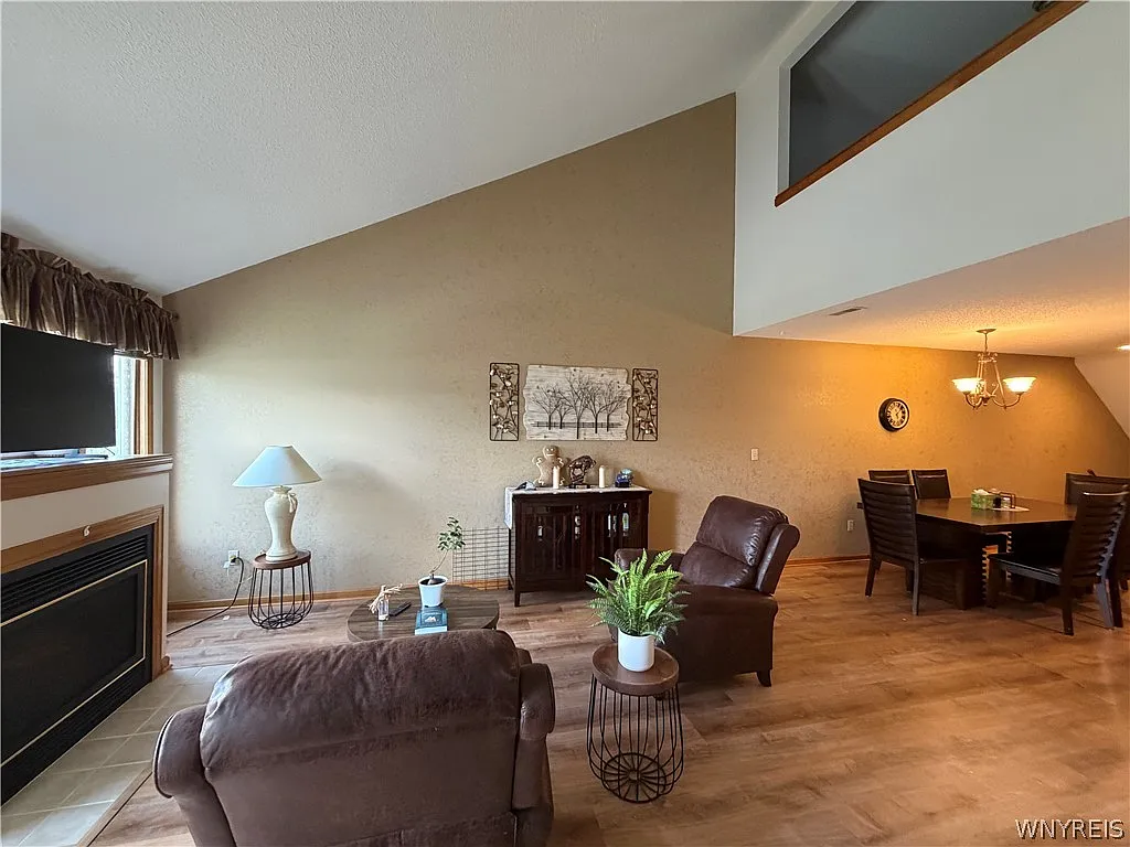 3 bed, 2.0 bath, 1649 sqft, $2,350 — Photo 3