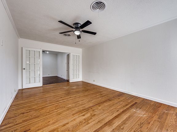 3rd image of 904 Holiday Dr