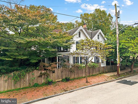 2nd image of 30 W Queen Ln