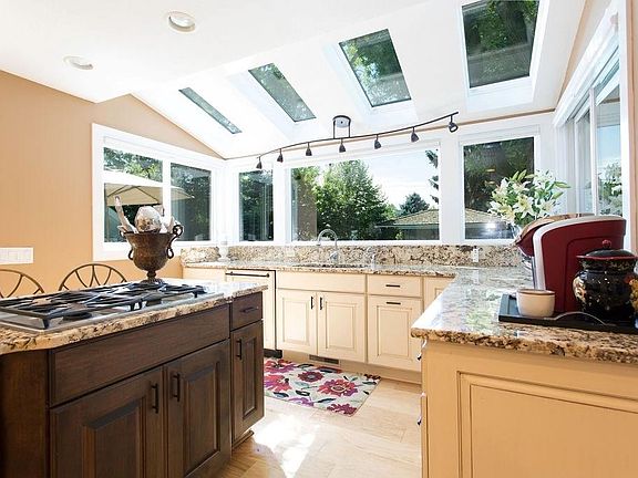 5th image of 2130 Iris Ln
