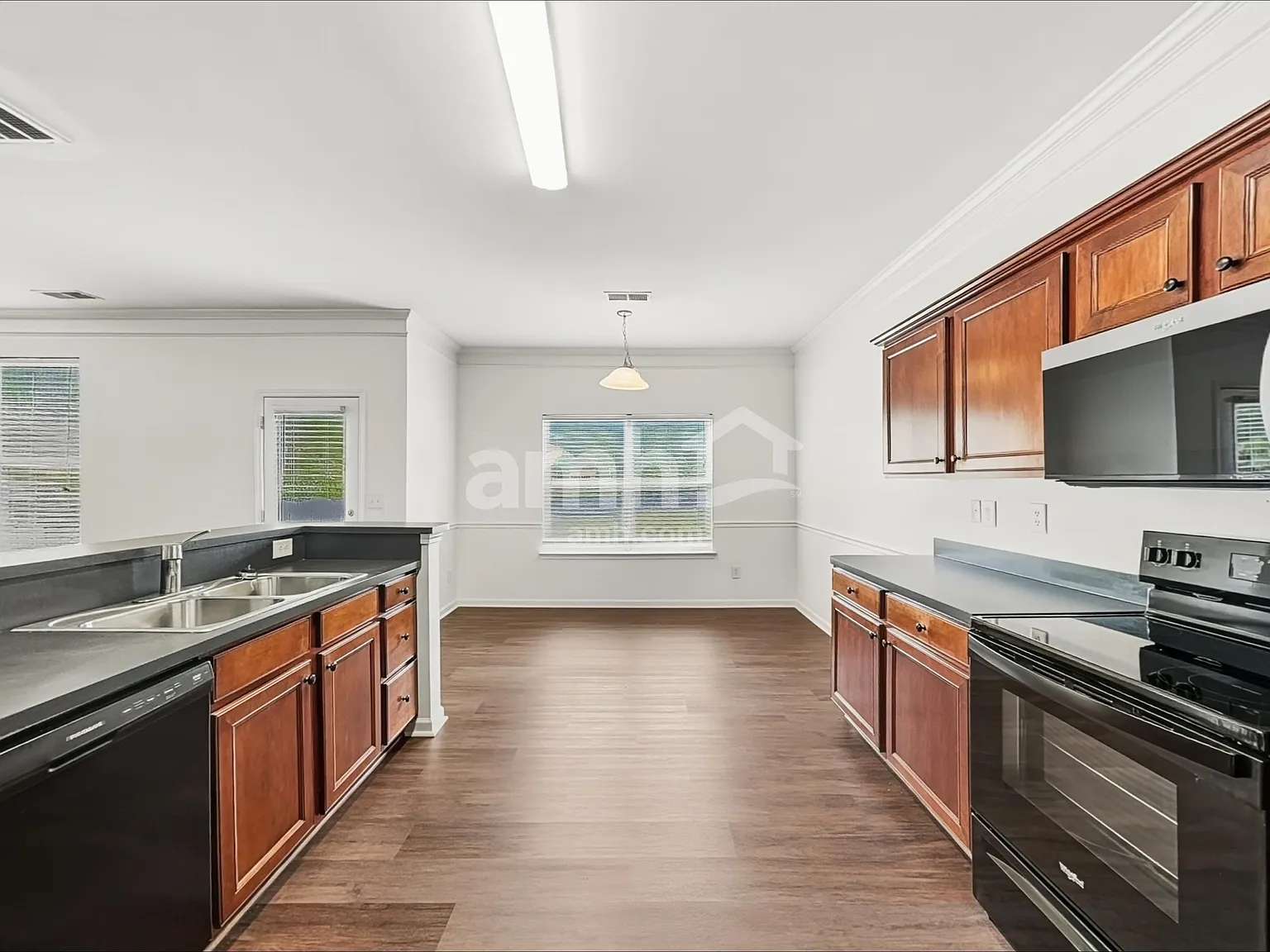 4 bed, 2.5 bath, 2518 sqft, $2,395 — Photo 4