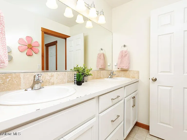 6113 N La Rochelle Dr — Photo 10