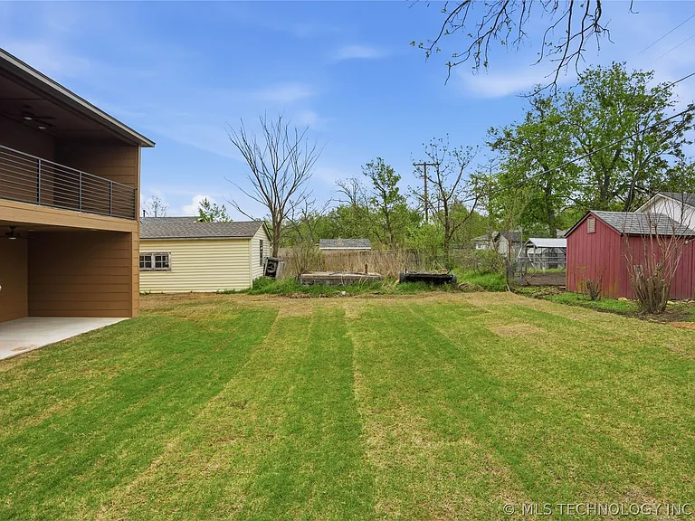 1414 E University Ave — Photo 32