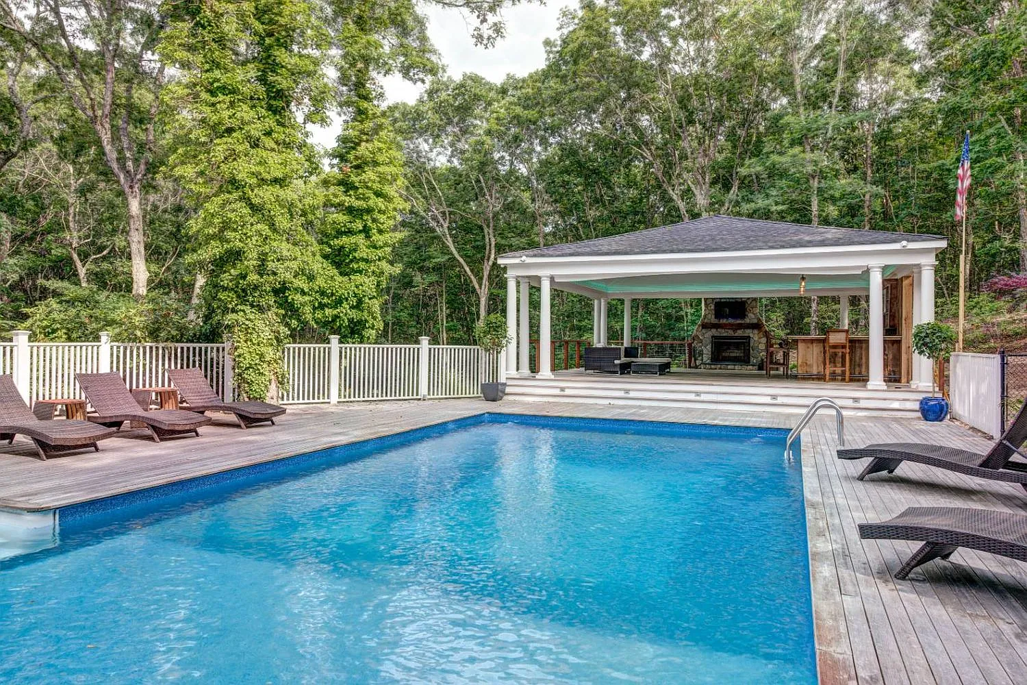 Sag Harbor Modernity: Rent Your Stylish Residence on Hillside — Photo 1