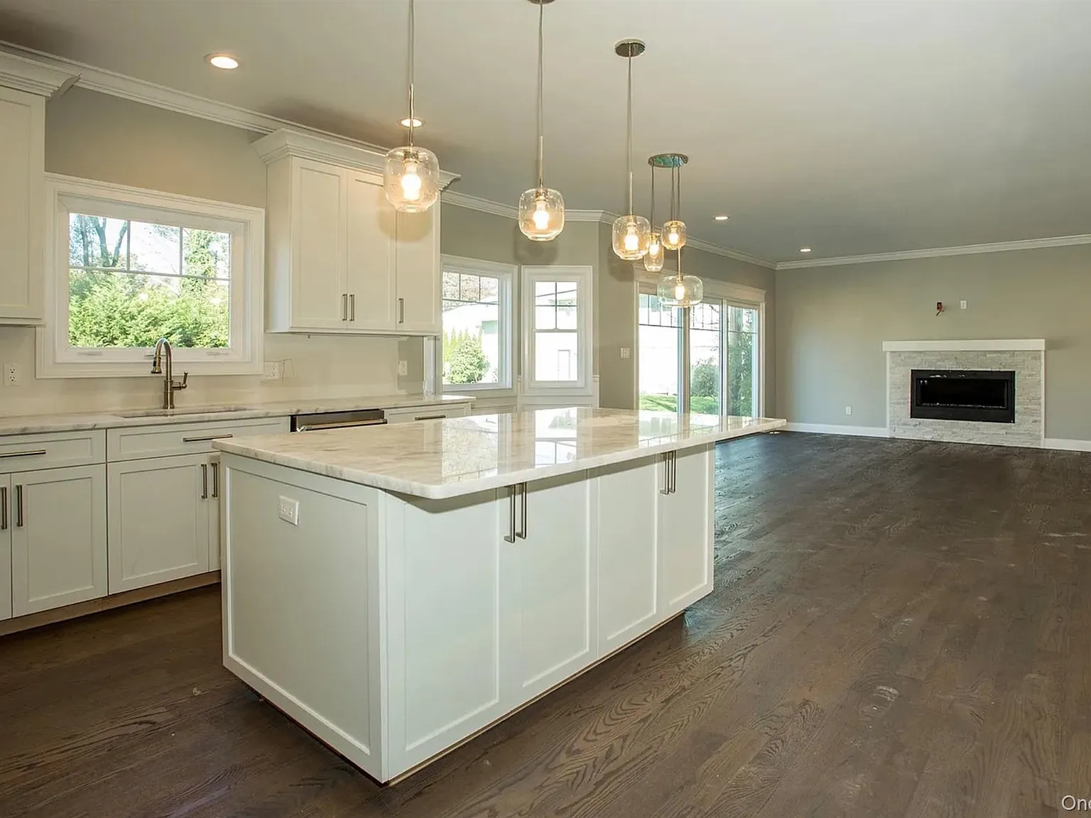 5 bed, 4.5 bath, 4000 sqft, $9,900 — Photo 2