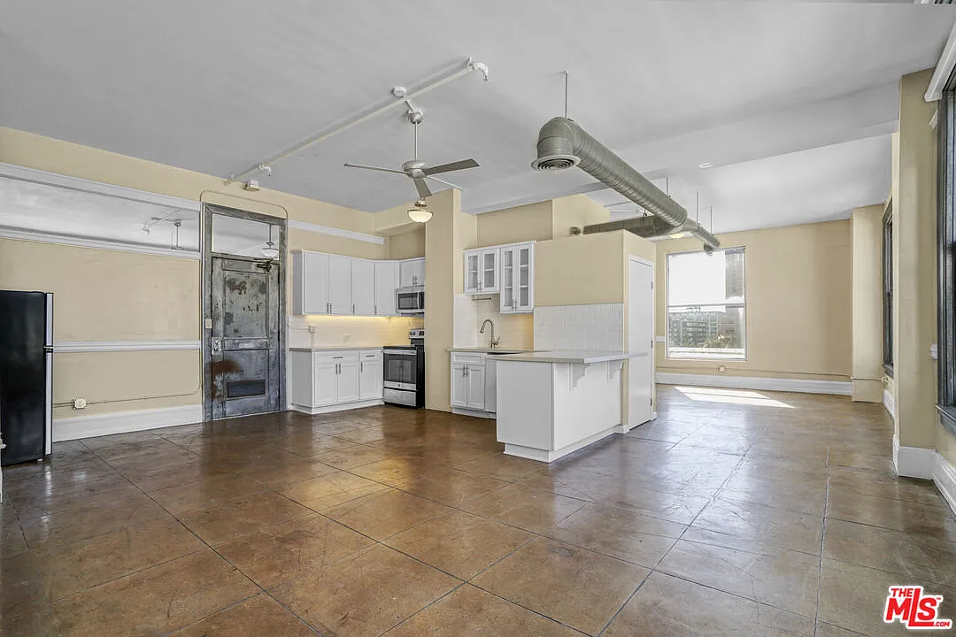 Studio, 1.0 bath, 750 sqft, $2,500 — Photo 2