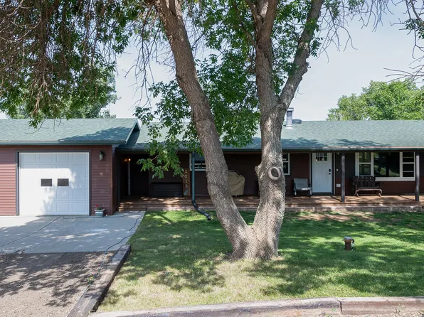 2215 44th St, Mandan, ND 58554