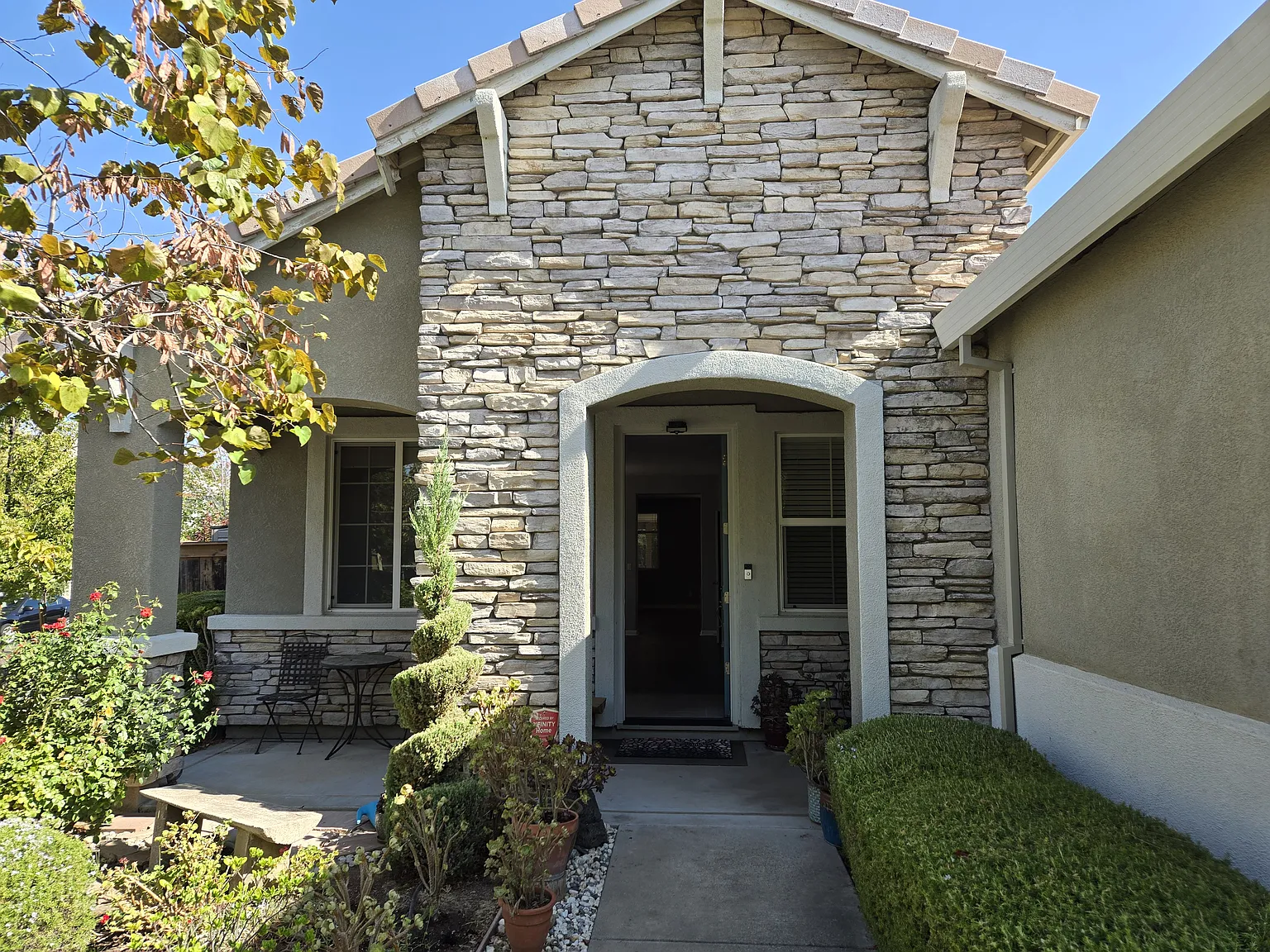 3 bed, 2311 sqft, $3,200 — Photo 2