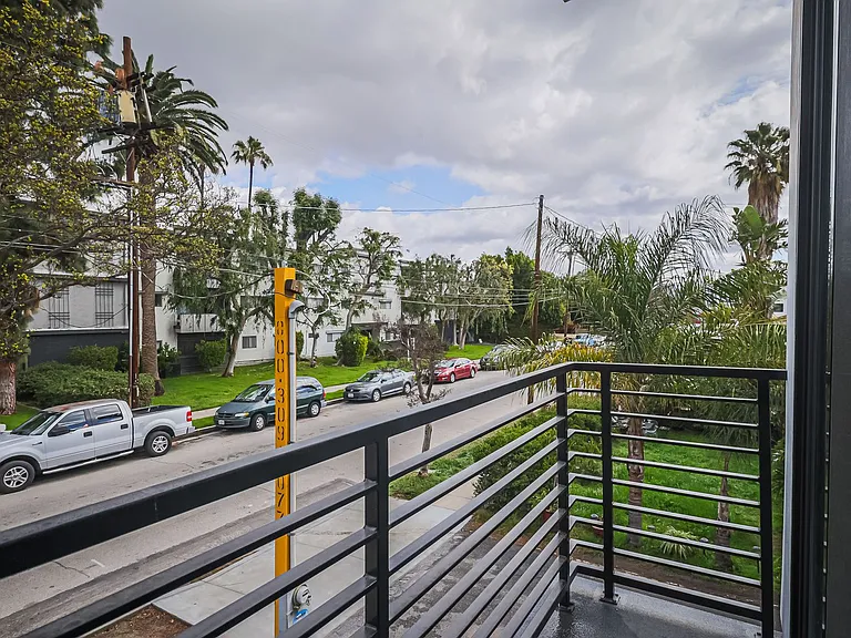 New Construction Luxury 4 Bed Townhomes With Roof Decks — Photo 17