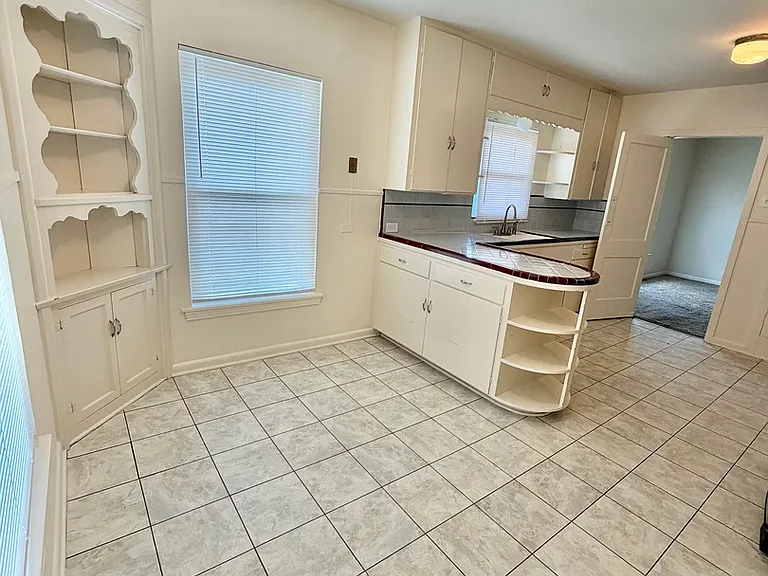 507 Exeter Rd — Photo 9
