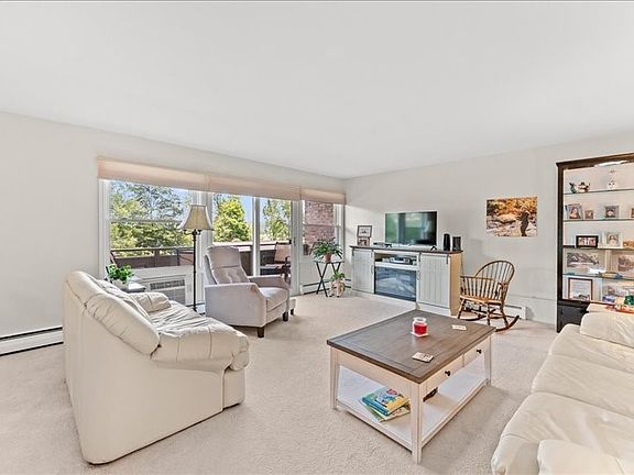 4th image of 201 Evergreen St APT 4-3E
