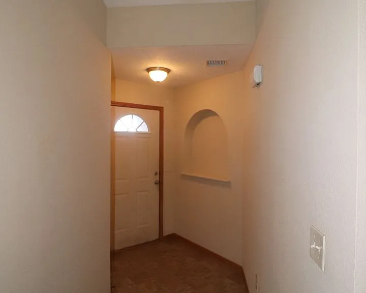 1607 Clover Dr — Photo 2