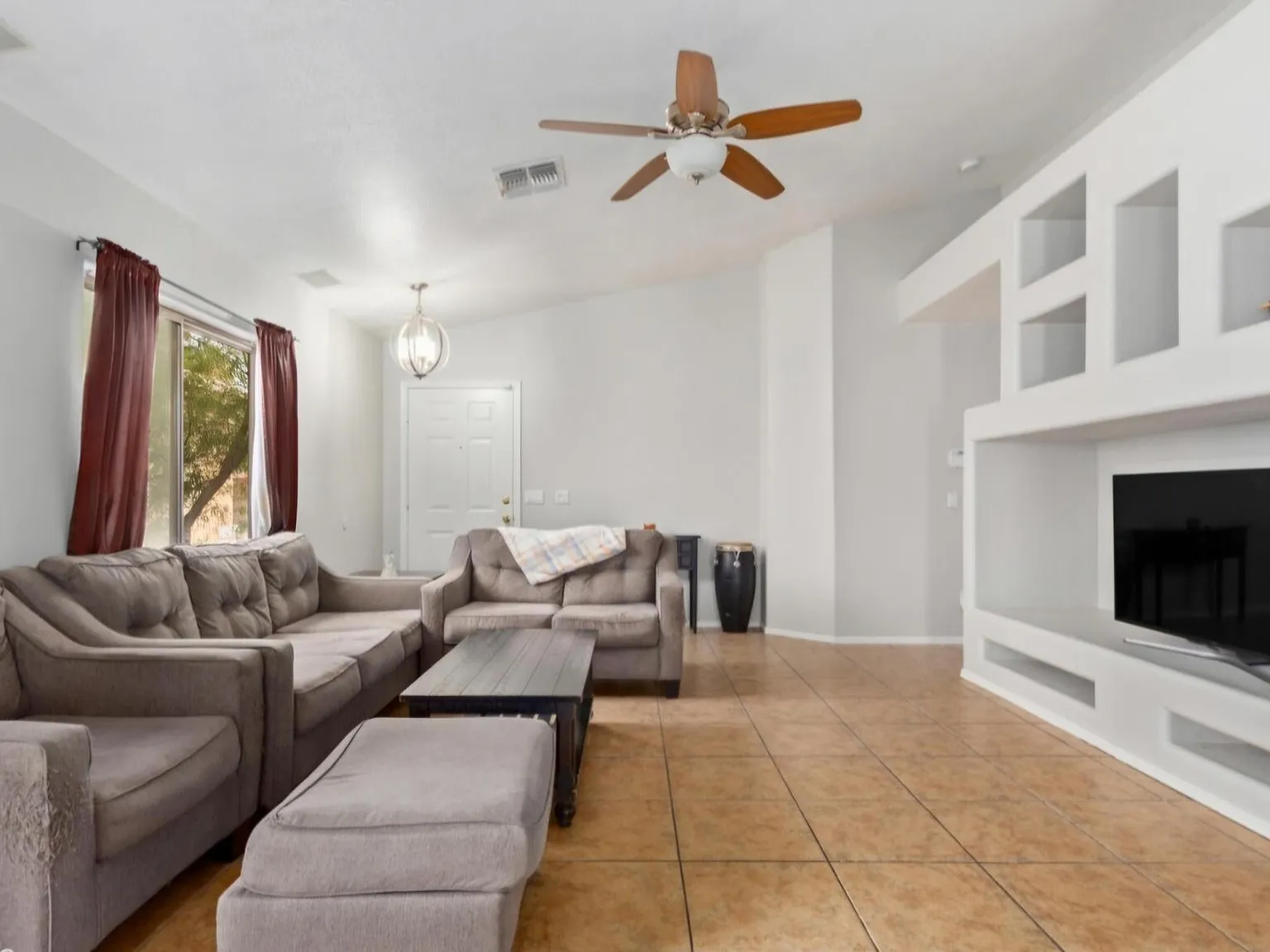 3 bed, 1250 sqft, $2,100 — Photo 3