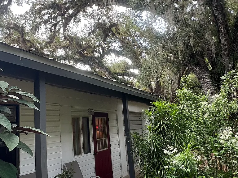 105 S Oak St — Photo 1