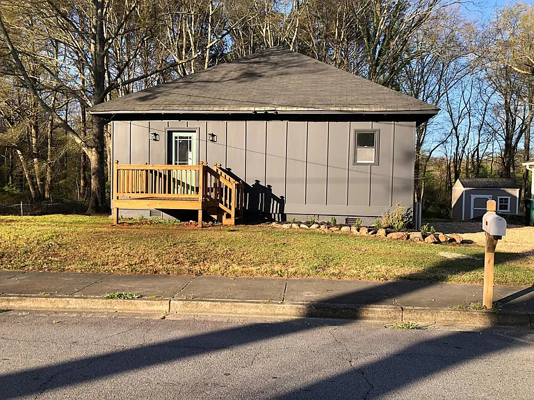 405 Adamson Ave — Photo 2