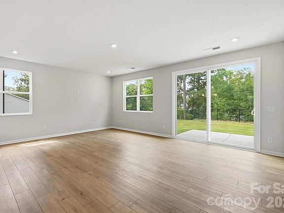 4th image of 2706 Phoenix Ct