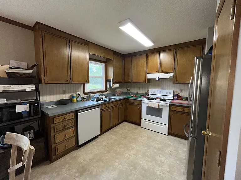 All-Inclusive Kitchen Ready for Meals and Easy Living!