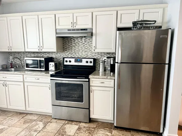 54 E Garfield St APT 26, Bay Shore, NY 11706