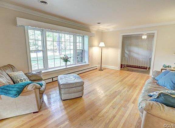4th image of 1405 W Monmouth Ct