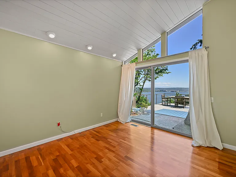 Bonus room with sliding door to the south deck area