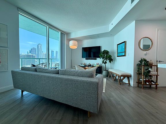 2nd image of 1900 N Bayshore Dr APT 2019