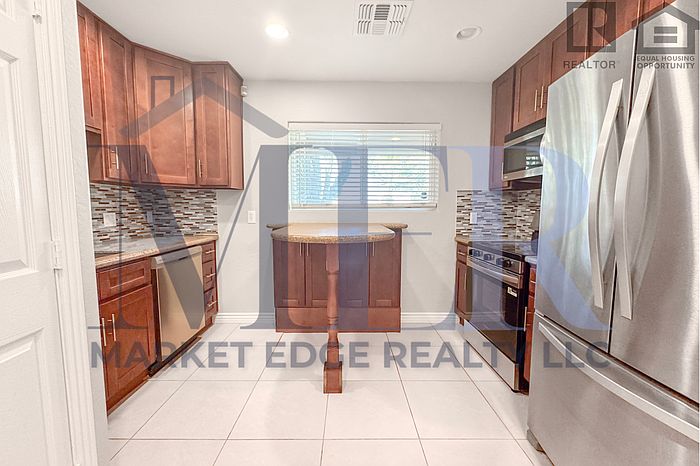 1st image of 1003 W Howe St