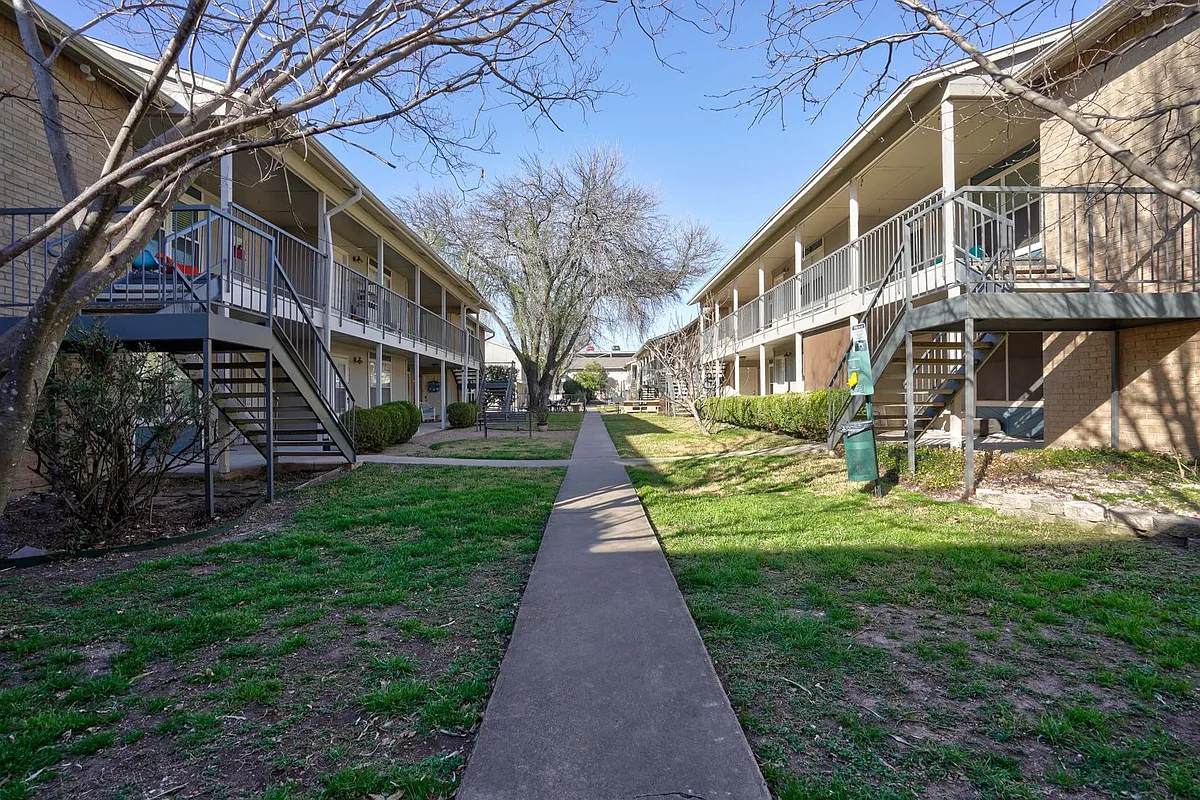 Building Photo - 2450 Ashdale Dr #205-D