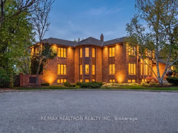15 Sunforest Ct, Toronto, ON M2R 3W3