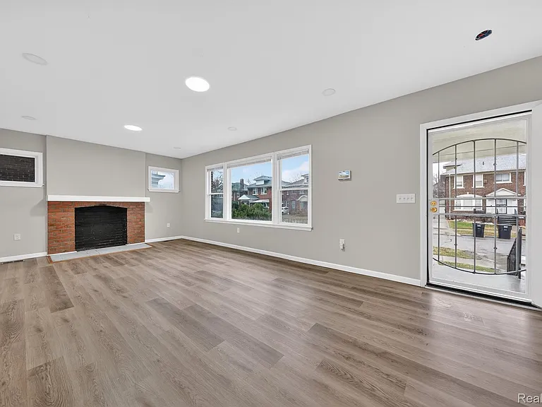 9290 Wildemere St — Photo 2