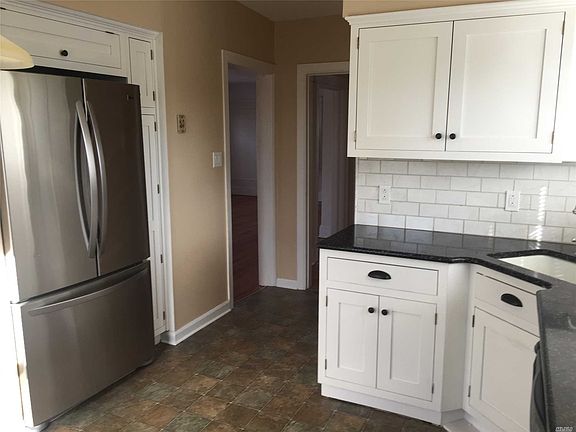 3rd image of 37 Ingraham Ln