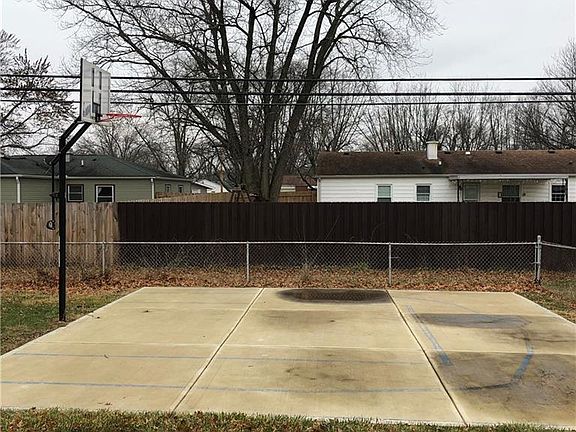 2nd image of 1004 S Oak Blvd