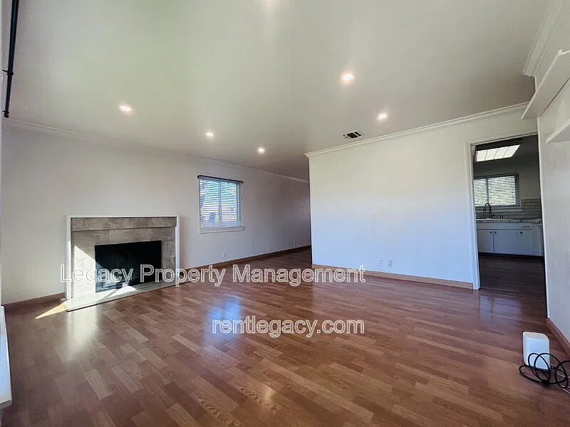 3 bed, 2.0 bath, 1128 sqft, $3,650 — Photo 4