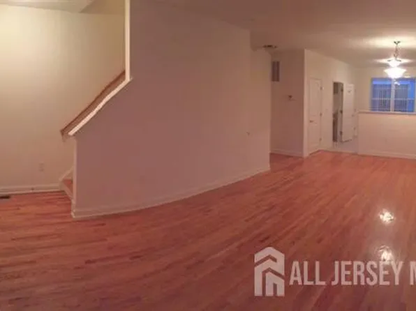 25 Overhill Dr, Parlin, NJ 08859