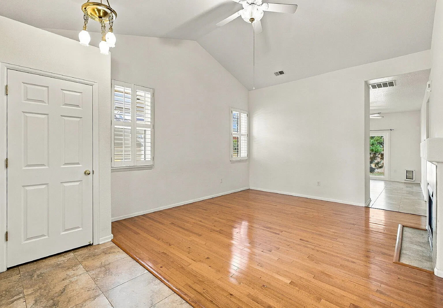 3 bed, 2.0 bath, 1294 sqft, $2,500 — Photo 2